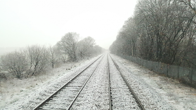 Sina de tren, deformată de frig. Sursa: pixabay