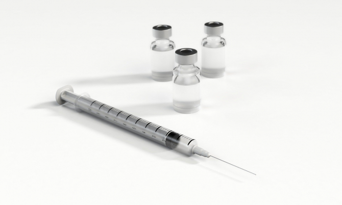 Mai multe persoane foarte în vârstă au murit după ce au primit vaccinul împotriva COVID-19. Prof.dr. Alexandru Rafila a reacţionat. Sursa: Pixabay