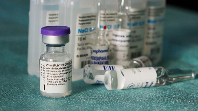 A opta tranşă de vaccin Pfizer BioNTech sosește luni în România. Cum sunt distribuite noile doze
