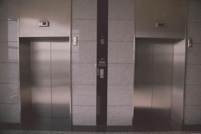 Actorul acuzat de VIOL. Mărturie: A încercat să intre cu mine în lift. Avea un cuțit și era foarte calm / Sursă foto: Pixbay