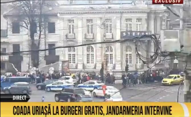 Aglomerație la burgeri GRATIS în Piața Romană din Capitală. Jandarmeria intervine. Foto: captură România TV.