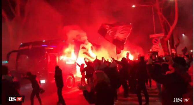 Nebunie pe străzile din Bergamo. Mii de tifosi au făcut spectacol înaintea de Atalanta - Real Madrid din Champions League - Captură AS TV
