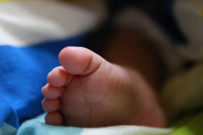 Bebeluș mort după botez. Asfixia cu lichid ajuns în plămâni, confirmată la autopsie / Imagine de nobu sato de la Pixabay 