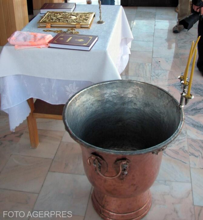 Bebeluș mort la botez. Arhiepiscopia Sucevei şi Rădăuţilor reacționează. Foto cu caracter ilustrativ