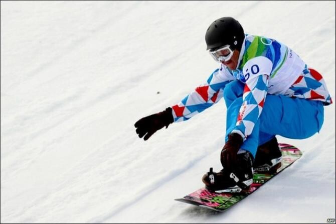 Copil accidentat pe o pârtie din Poiana Braşov de o placă de snowboard. Salvamont Braşov: A suferit un traumatism de bazin