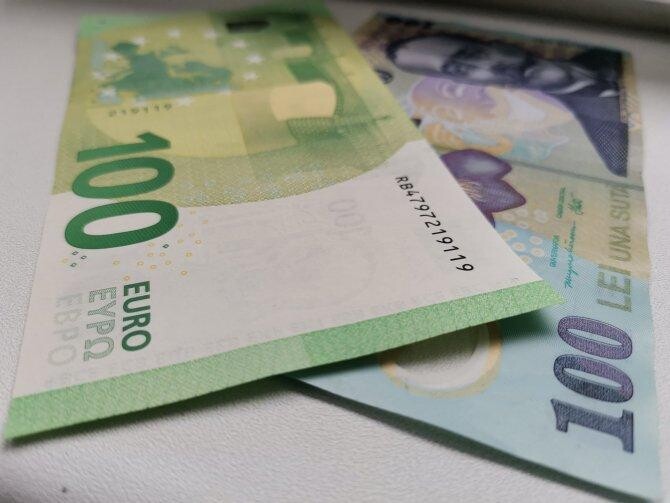 Curs BNR, 8 februarie 2021. Ce se întâmplă cu Euro, Dolarul SUA, Francul Elvețian, Lira Sterlină/ foto dcnews