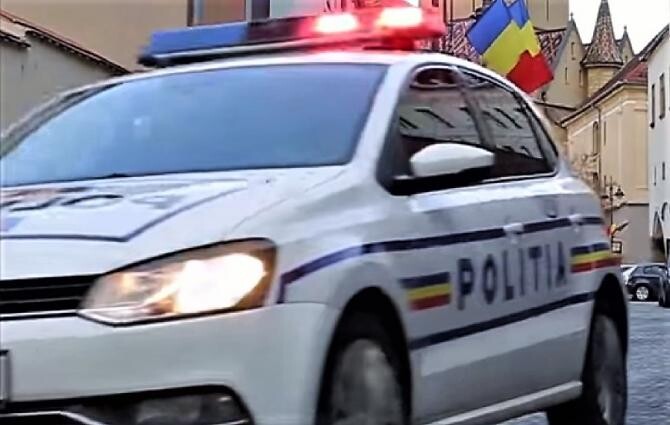Lecție de civism. Portofel găsit şi predat proprietarei de către un poliţist în Focșani