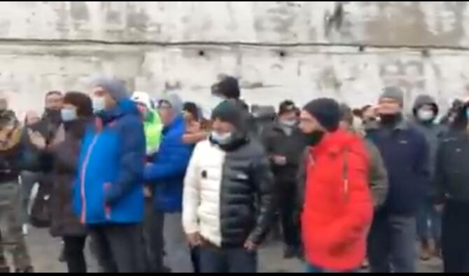 Minerii de la exploatările de cărbune Lupeni, Vulcan şi Livezeni protestează fiind nemulţumiţi că plata drepturilor băneşti pe luna ianuarie este întârziată, ei solicitând intervenţia ministrului Energiei, Victor Popescu, în deblocarea situaţiei de criză.