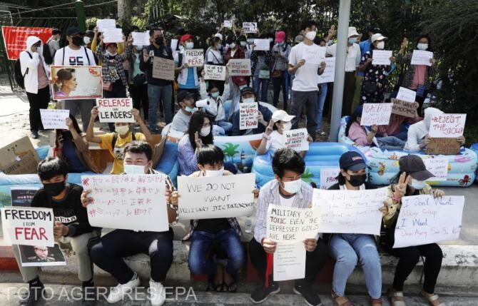 Oamenii protestează în Myanmar împotriva unei lovituri de stat militare
