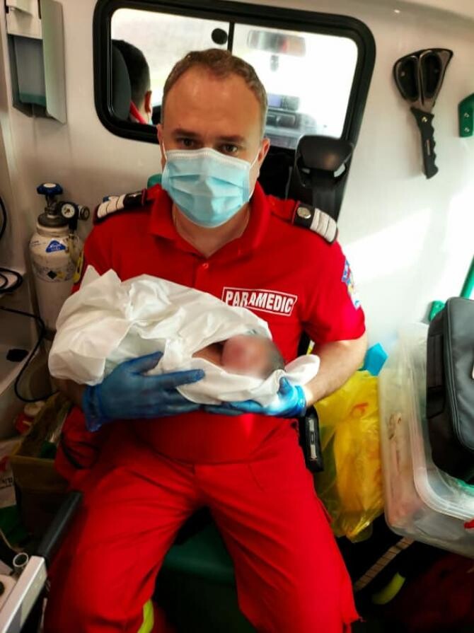 O femeie a născut acasă, fără să fie asistată. Trei paramedici SMURD au intervenit ulterior. Foto: Facebook / MAI