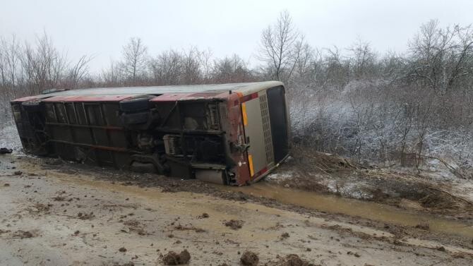 Planul ROȘU a fost activat! Autocar răsturnat pe DN57, în Caraș-Severin. FOTO: IGSU