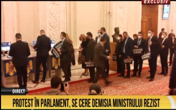 Protest în Parlamentul României. Se cere demisia lui Vlad Voiculescu. Foto: captură România TV.
