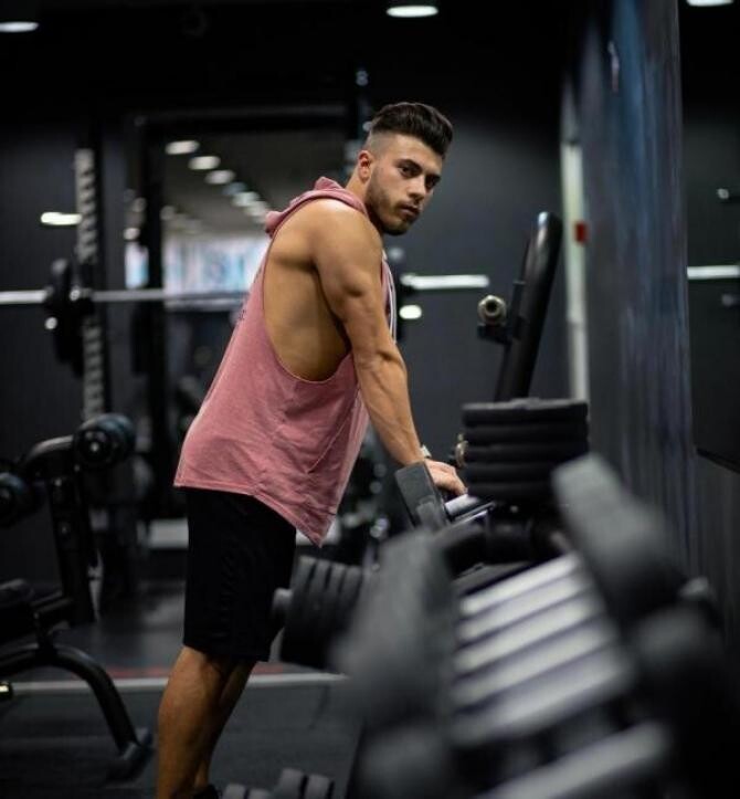 Antrenorul de fitness Rareș Samson te învață cum să îți lucrezi mușchii fesieri, de acasă / Foto Spectacola 