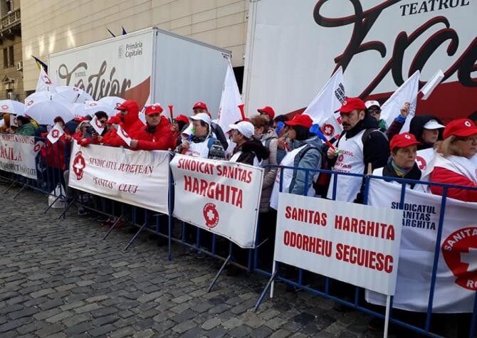 Sindicaliştii Federaţiei Sanitas pichetează Parlamentul 