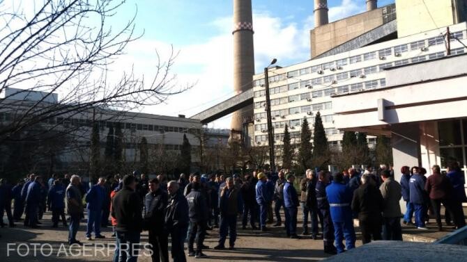 Tensiune maximă în Valea Jiului. Sute de mineri aşteaptă, în curtea CEH, rezultatul negocierilor de la Bucureşti