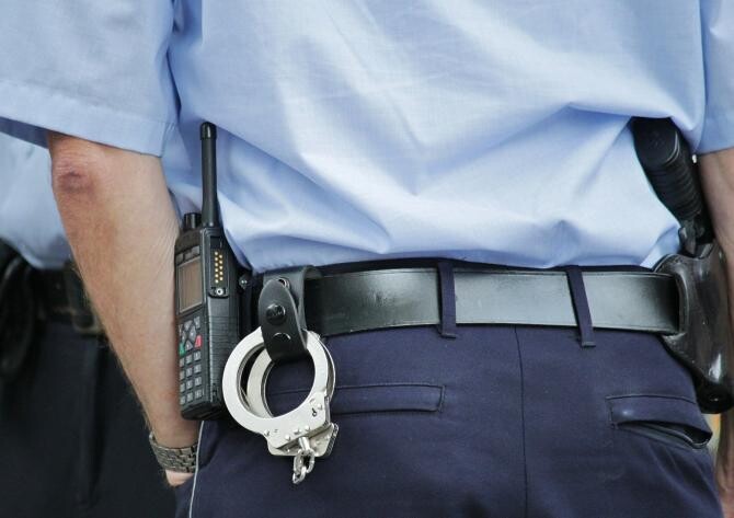 Un politist şi-a scos uniforma la vânzare pe OLX. Sursa: Pixabay