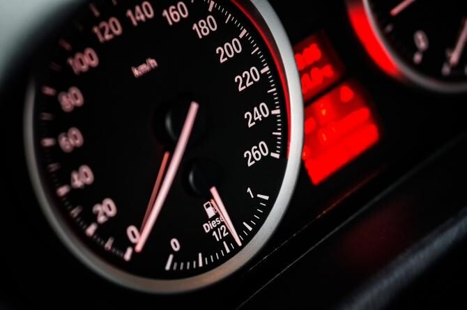 Viteza legală vs viteza adaptată la condiţii de drum. Sursa: Pixabay
