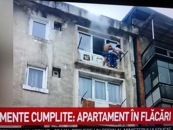 Apartament în flăcări. Locatarii au ieșit pe geam, la etajul 4 al blocului, pentru a se salva / Sursă foto: Captură Antena 3