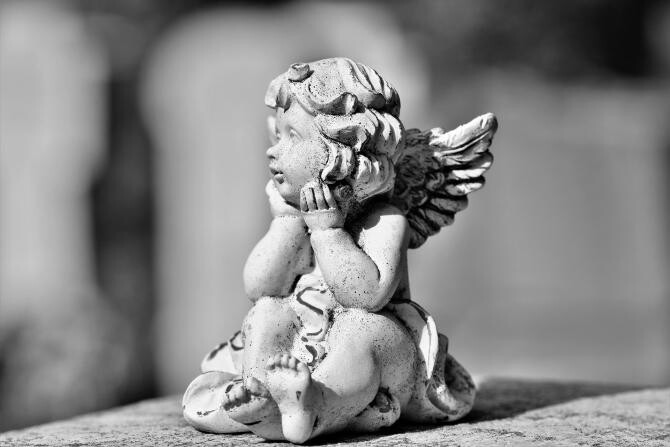 Mormântul unei fetițe de 11 luni a fost profanat. Pângăritorii au băut pe mormânt și au dat foc la coroane  /  Foto cu caracter ilustrativ: Pixabay