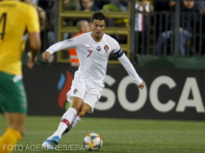 Banderola de căpitan al naţionalei Portugaliei a lui Cristiano Ronaldo, scoasă la licitaţie pentru a ajuta un copil bolnav