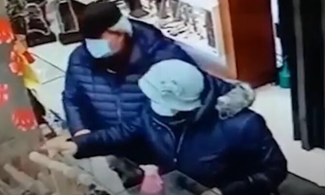 Vârstnicii hoți de bijuterii au fost identificați. Cetățenii au acționat înaintea Poliției  /  Sursă foto: Captură Youtube