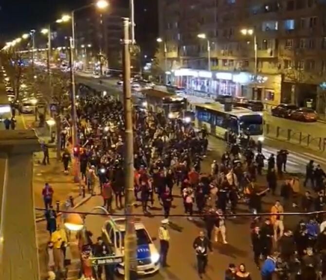 Coloană imensă de manifestanți pe Bulevardul Ștefan cel Mare din București / Sursă foto: Captură clip video