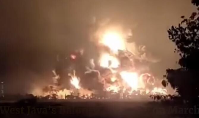 Explozie puternică în Indonezia. O rafinărie a fost incendiată după ce a fost lovită de trăsnet  / Sursă foto: Captură Youtube