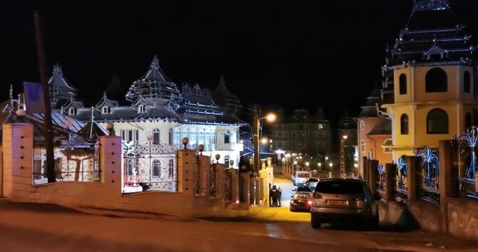 Mascații au descins în cartierul palatelor cu turnulețe din Hunedoara   /   Sursă foto: Captură Youtube