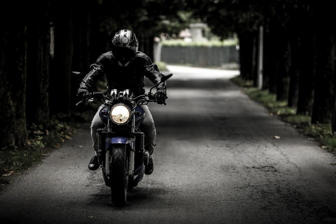 Foto ilustrativ - motociclist / Imagine de SplitShire de la Pixabay 