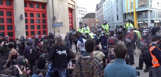 Noi manifestații violente la Bristol contra unui proiect de lege care dă puteri Poliției și îngrădește dreptul la protest. S-a lăsat cu arestări - video