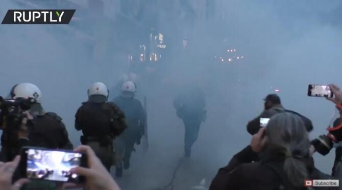 Poliţişti răniţi în urma unor noi ciocniri violente cu 5.000 de protestatari la Atena 