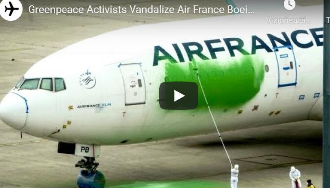 Protest ecologist Greenpeace. Avion vandalizat pe aeroportul Charles de Gaulle din Paris - VIDEO