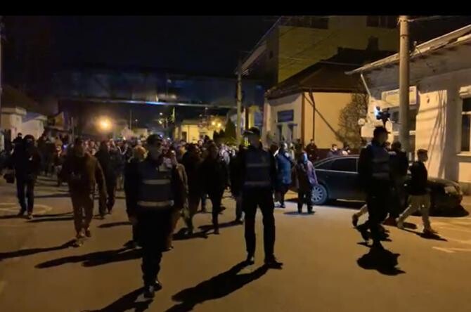 Oamenii mărșăluiesc pe străzile din Pitești. A treia seară de proteste / Sursă foto: Captură video