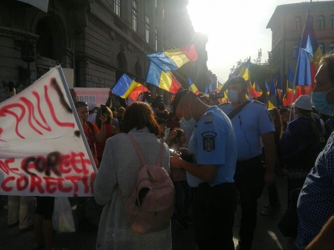 Mai mulți oameni protestează împotriva vaccinării obligatorii și a pașaportului COVID, deși nimeni nu vorbește în România despre așa ceva. 
