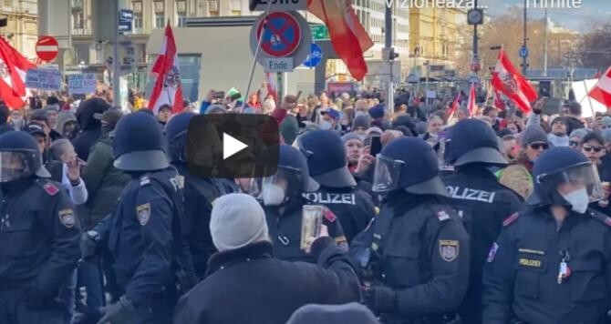 PROTEST de amploare la Viena împotriva Guvernului și a restricţiilor / Captură video: Nikola Radin WAY Youtube