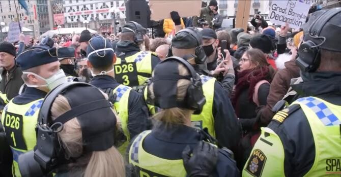PROTEST cu scandal în Stockholm. Suedezii au ieșit în stradă împotriva restricțiilor - Captură video SwedenRoyals YouTube