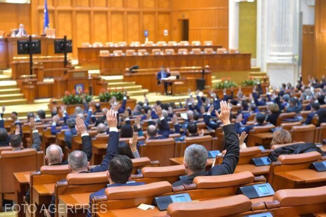 PSD şi AUR s-au retras din plenul Senatului, nemulţumiţi de votul mixt tabletă-telefon dorit de PNL - USR pentru a adopta Legea 'Trădării Naționale'