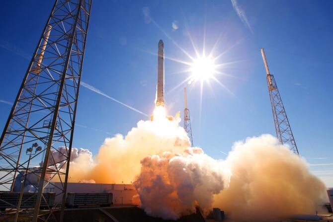Rachetă SpaceX / Imagine de SpaceX-Imagery de la Pixabay 