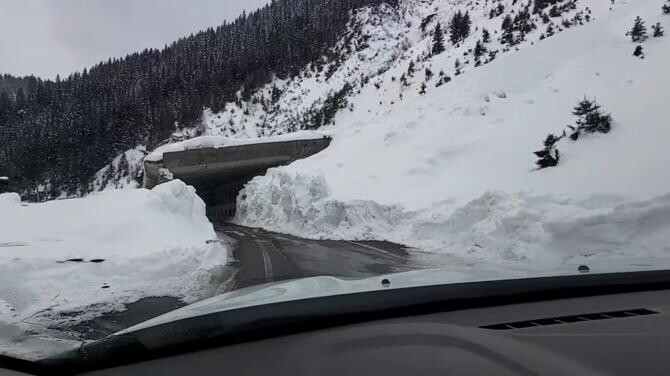 Zăpada are 4 metri pe Transfăgărășan. Imagini impresionante     /    Sursă foto: Captură salvamont Argeș