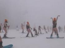 Sute de persoane îmbrăcate în costum de baie au schiat pe pârtiile din Soci, Rusia / Sursă foto: Captură Youtube