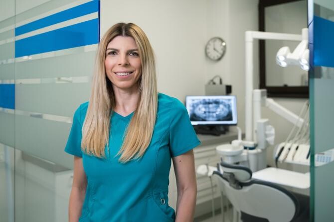 Dr. Denisa Zaharia: Albirea dentară efectuată acasă  are riscuri ireversibile