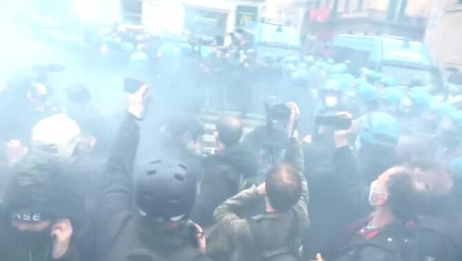 Protest anti-restricții cu fumigene la Roma. Proprietarii de afaceri, îmbrânceli cu polițiștii/ Captură Video RT