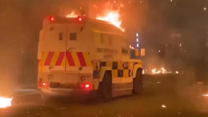 Proteste violente în Irlanda de Nord. Polițiști atacați cu pietre şi cockteiluri Molotov / Video