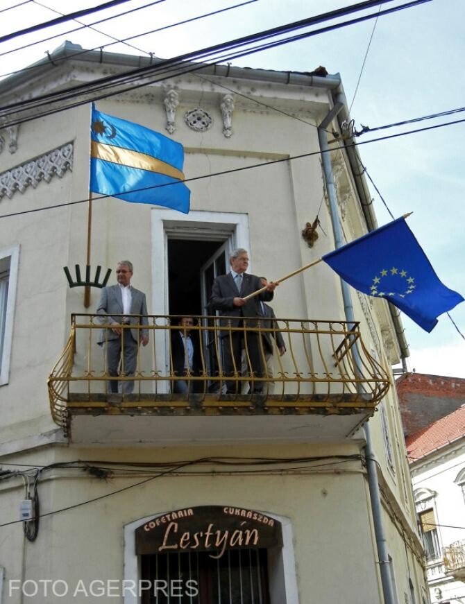 Laszlo Tokes arborează steagul Ținutului Secuiesc