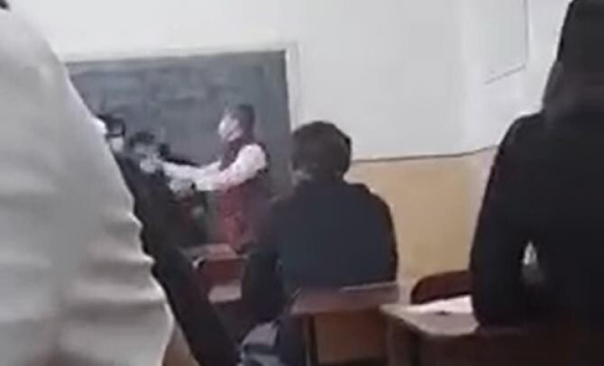 Un elev din Oltenița a fost pălmuit de directoare în fața clasei / Sursă foto: Captură Facebook