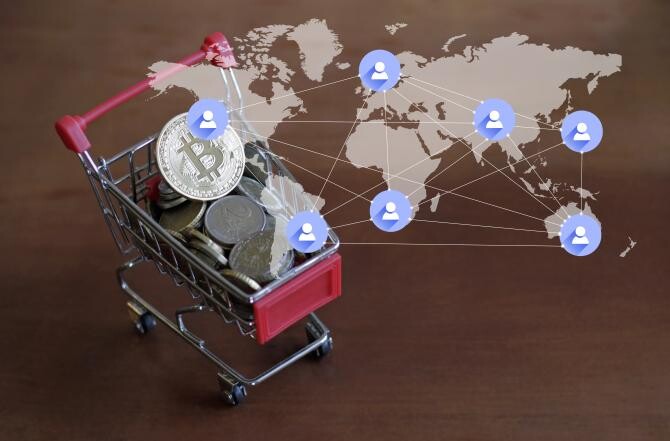 FMI / FOTO: Rainer Puster / https://scop.io/products/illustration-of-world-map-connection-and-small-trolley-with-coins-and-bitcoin-on-top?variant=39663343665329