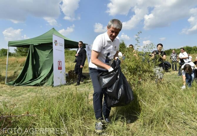 Agerpres - Cioloş în 2016, la o campanie de ecologizare în Delta Văcăreşti 