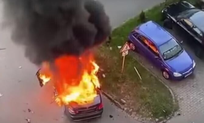 foto captură video/ Mașina în care se afla Ioan Crișan, după explozie