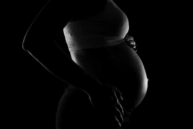 Tânără însărcinată, moartă după ce a apucat să spună că îi este rău. Ar fi fost omorâtă de iubitul său / Foto: Pixabay