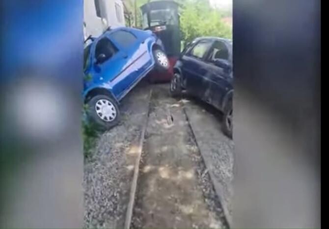 Mocănița din Apuseni a lovit două mașini / Foto: Captură video RealitateaPlus